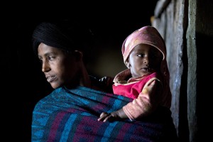 Woman carrying her child © UNICEF Ethiopia