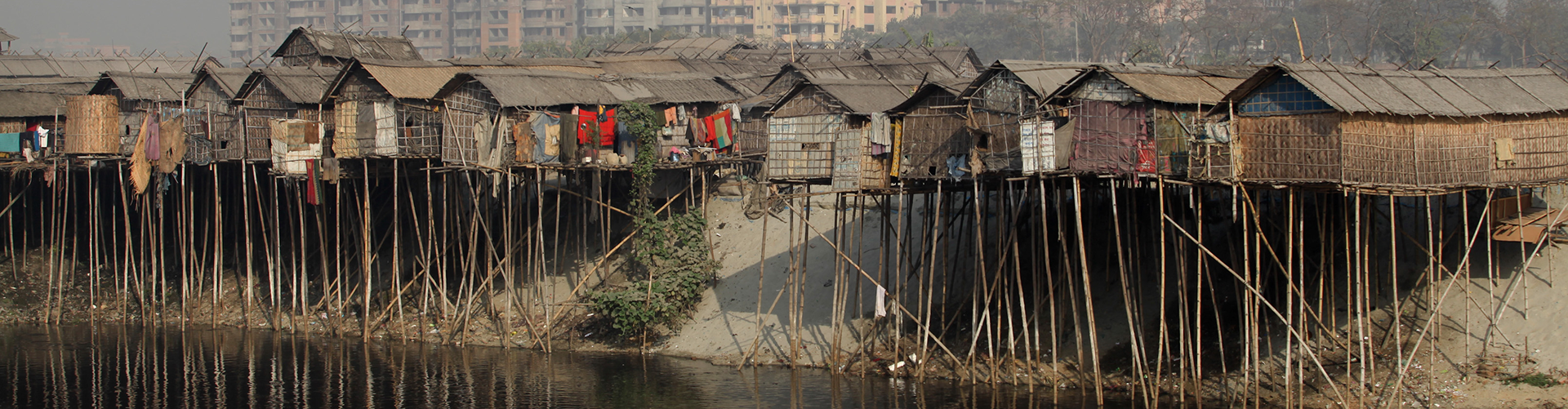 Shanties in front of high rise buildings at Hazaribagh in Dhaka © Abir Abdullah / ADB