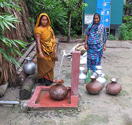 Women collecting water in Bangladesh © Edoardo Borgomeo / REACH