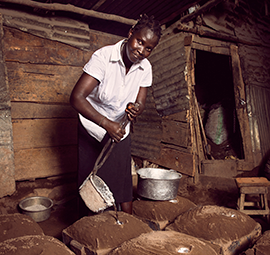 Using molds to make cooking pots in the Kisenyi slum of Kampala, Uganda. © Stephan Gladieu / World Bank