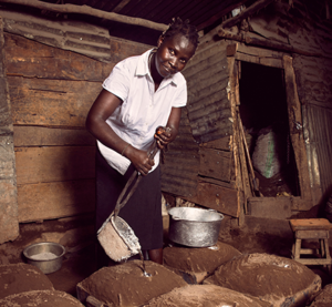 Using molds to make cooking pots in the Kisenyi slum of Kampala, Uganda. © Stephan Gladieu / World Bank