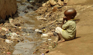 Child in slum in Kampala (Uganda) next to open sewage © I. Jurga / Sustainable Sanitation Alliance