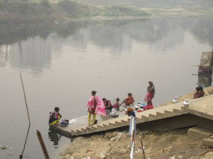 Women in low income settlements along the Turag River use the polluted surface water for washing dishes and laundry © Nushrat Yeasmin/REACH
