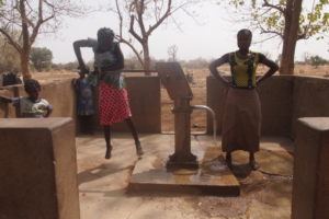 A girl pumps water to fill an animal drinking trough, in Centre-East region, Burkina Faso © Sarah Dickin/REACH