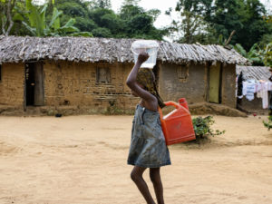 Girl carrying water ; Credit: Ollivier Girard/CIFOR
