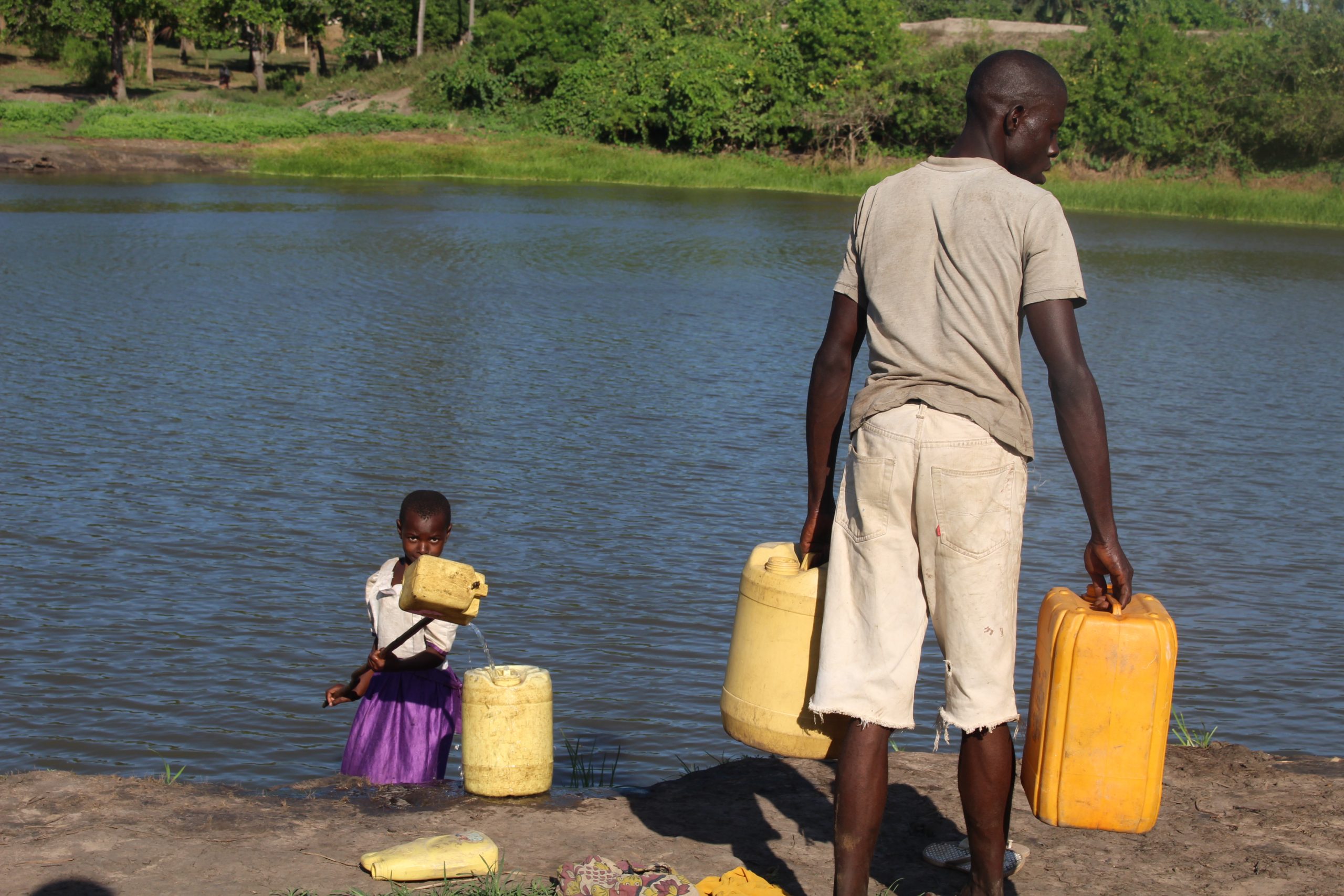 Collecting water in Kenya © REACH / Johanna Koehler
